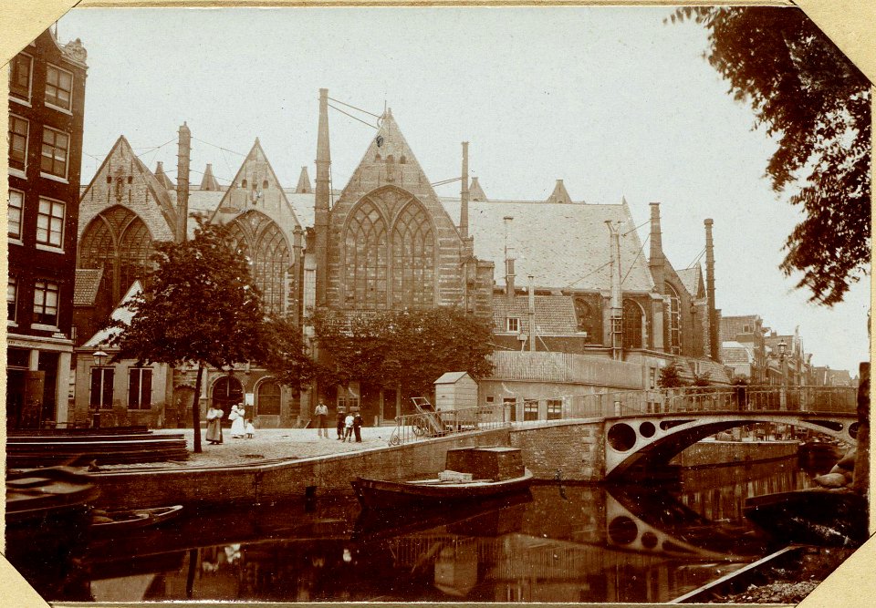 De Oudezijds Voorburgwal bij het Oudekerksplein