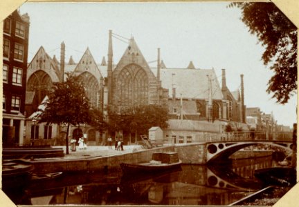 De Oudezijds Voorburgwal bij het Oudekerksplein photo
