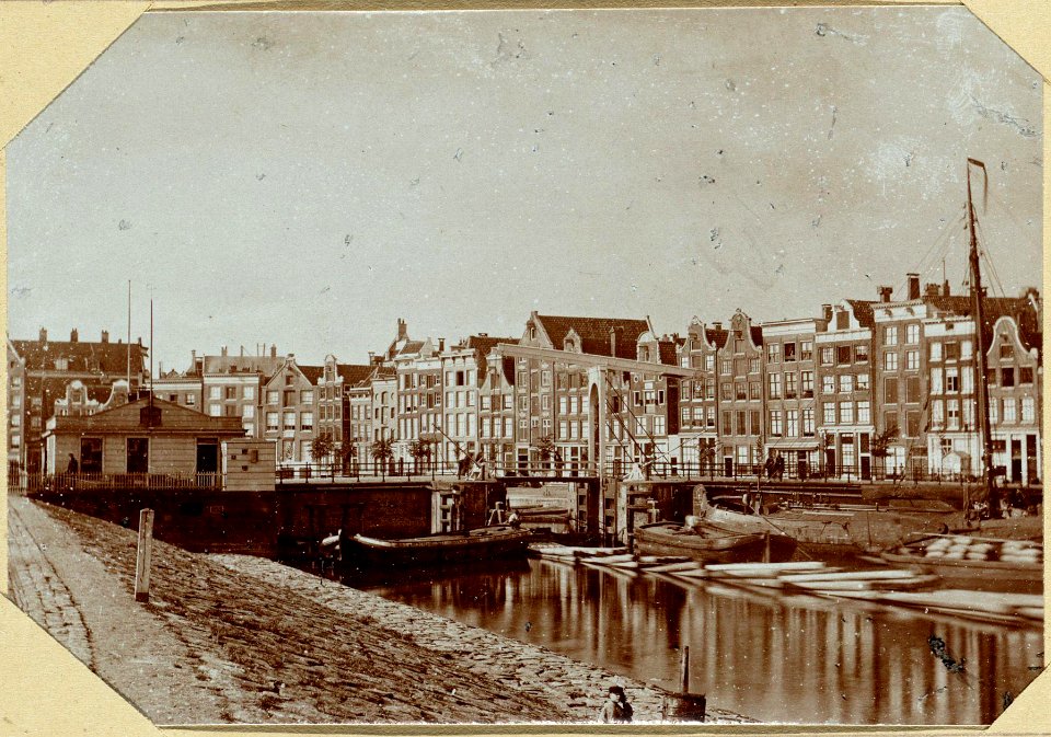 De Oosterdoksdijk ziende op de Kraansluis, de wipbrug in een vaste brug veranderd