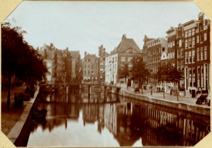 De Oudezijds Voorburgwal ziende van de Nieselbrug op het Gesticht Vredenburg photo