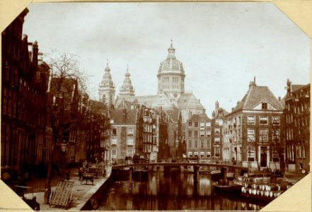 De Oudezijds Voorburgwal, ziende op het Gesticht Vredenburg naar de Oude Zijds-Kolk photo