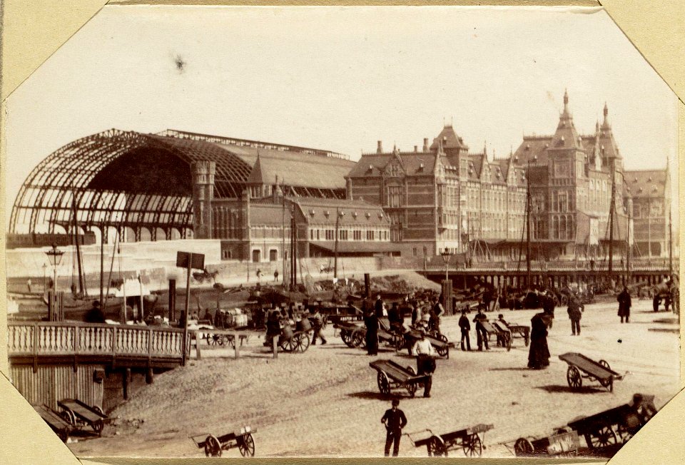 De Prins Hendrikkade, ziende op het Centraal Station