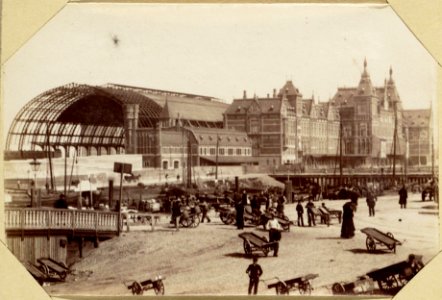 De Prins Hendrikkade, ziende op het Centraal Station photo