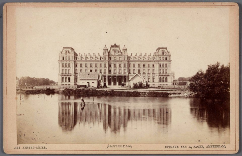 De oostgevel van het Amstel Hotel aan het Prof. Tulpplein, met op de voorgrond de Singelgracht