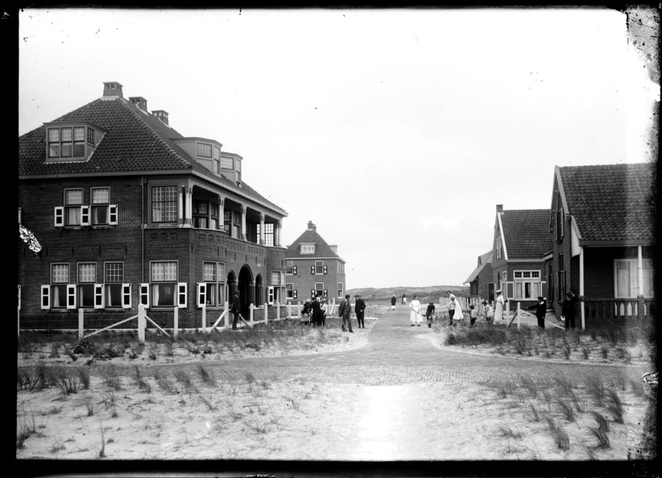 De Pier Panderstraat, met op de voorgrond links hotel Trianon - Regionaal Archief Alkmaar - FO1400094