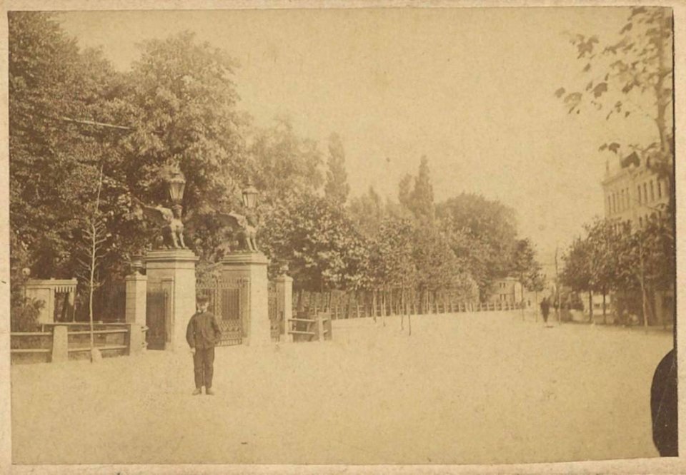 De Plantage Parklaan met links het toegangshek van het Wertheimpark. Carte-de-visite van stereoscopische opname