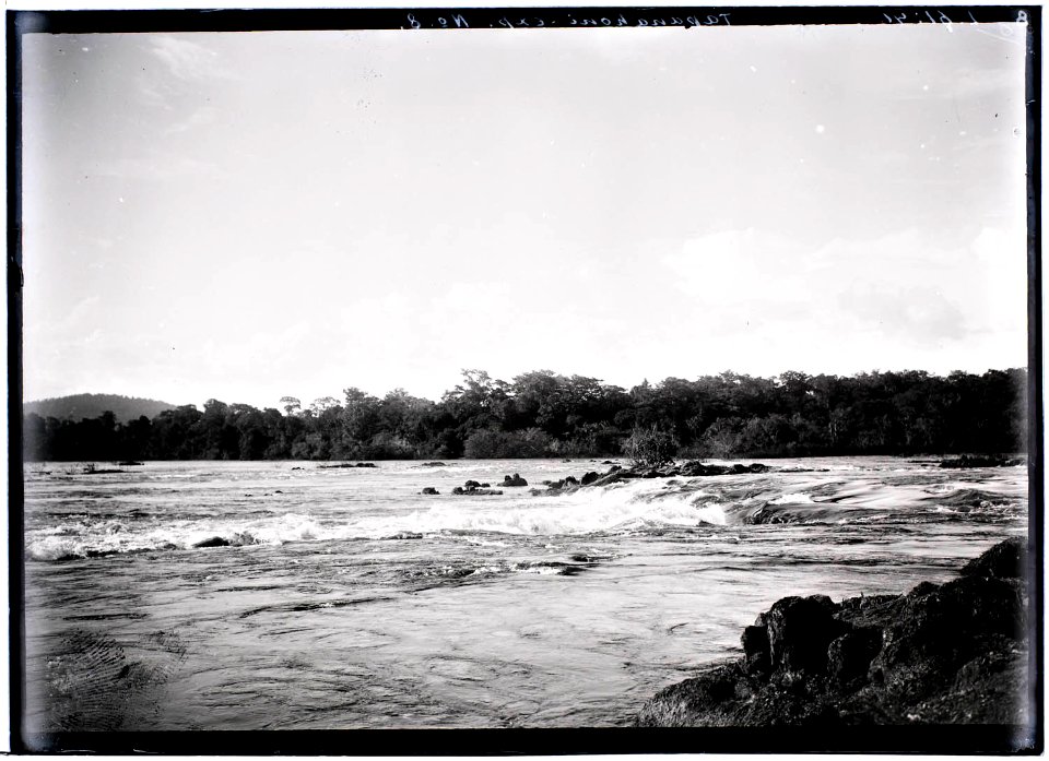 De Poeloegoedoe vallen in de Tapanahoni rivier