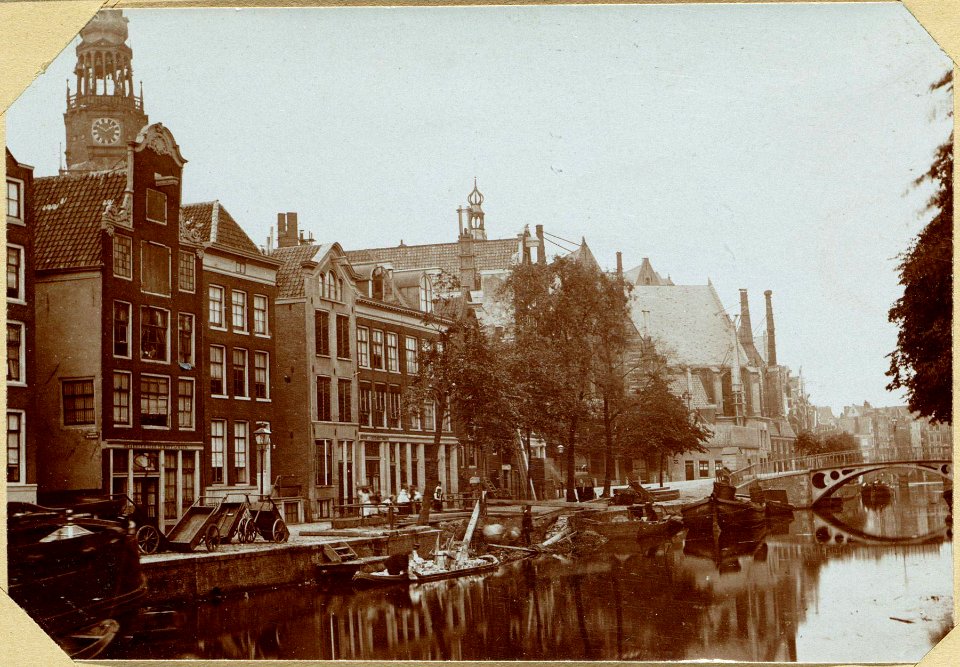 De Oude-Zijds-Voorburgwal tusschen de Sint Annastraat en het Oudekerksplein