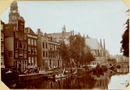 De Oude-Zijds-Voorburgwal tusschen de Sint Annastraat en het Oudekerksplein photo