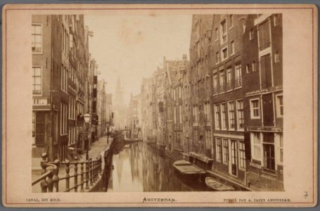 De Oudezijds Kolk gezien in zuidwestelijke richting vanaf de Prins Hendrikkade met in het verschiet de Oudekerkstoren photo