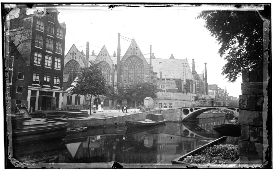 De Oudezijds Voorburgwal gezien naar de Oudekerksbrug (Brug 206) en de Oude kerk, Oudekerksplein 23