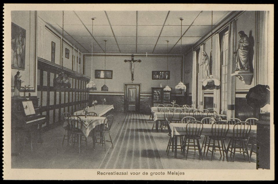 De recreatiezaal voor de grote meisjes van het rooms katholieke Maagdenhuis Spui 21. Uitgave Brinio, Rotterdam, Afb PBKD00354000019
