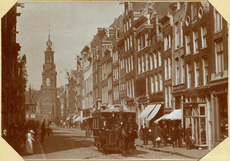 De Reguliersbreestraat, ziende naar de Munttoren