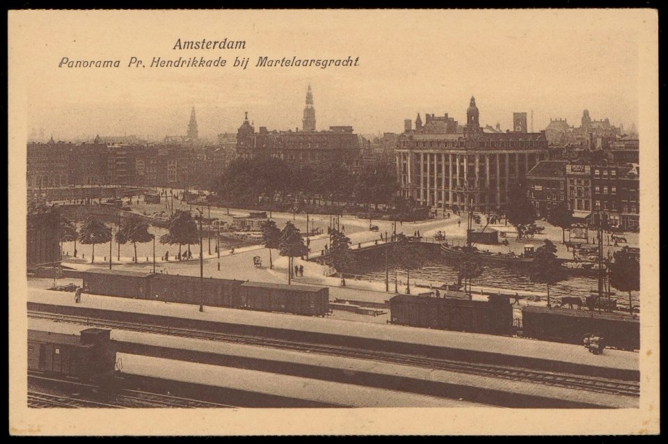De perrons van het Centraal Station met het Open Havenfront.In het midden de Prins Hendrikkade 28-50, Afb PBKD00194000009