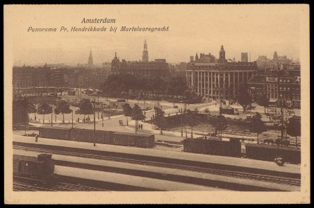 De perrons van het Centraal Station met het Open Havenfront.In het midden de Prins Hendrikkade 28-50, Afb PBKD00194000009 photo