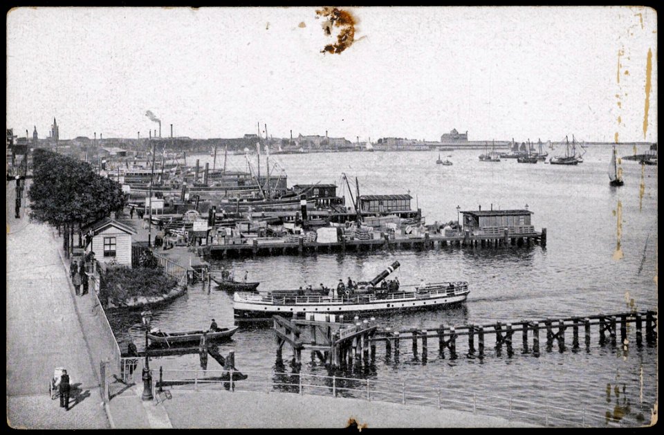 De Ruijterkade bij de Oostertoegang met een passagiersstoomschip en diverse steigers, Afb PRKBB00278000022