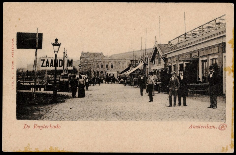 De Ruijterkade met aanlegplaats van de passagiersboot naar Zaandam, Afb PRKBB00278000015