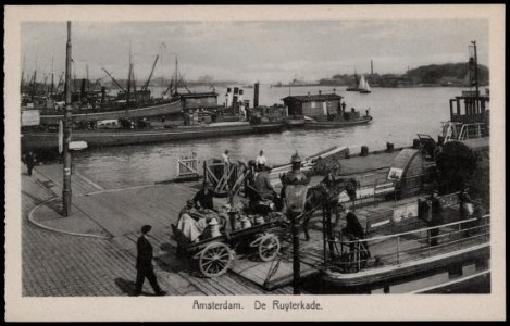 De Ruijterkade. Tolhuispont met paard en wagen bij het afgesloten IJ. Uitgave Weenenk & Snel, Den Haag, Afb PRKBB00278000012