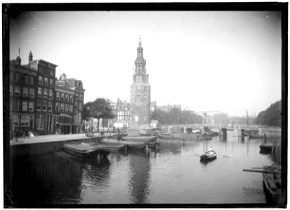 De Rapenburgwal gezien in noordwestelijke richting naar de Montelbaanstoren, Oudeschans 2, de Montelbaansbrug (Brug 280) en de Waalseilandsgracht