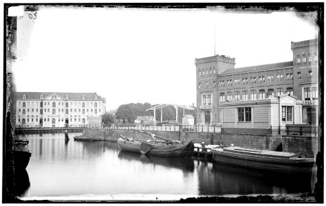 De Schippersgracht gezien naar het Oosterdok en het Kattenburgerplein met op nummer 1 's Lands Zeemagazijn
