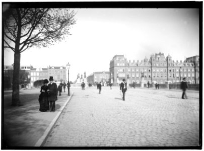 De Sarphatistraat, gezien in oostelijke richting naar de in 1883 vernieuwde Hogesluis over de Amstel en het Amstel Hotel, Prof. Tulpplein 1