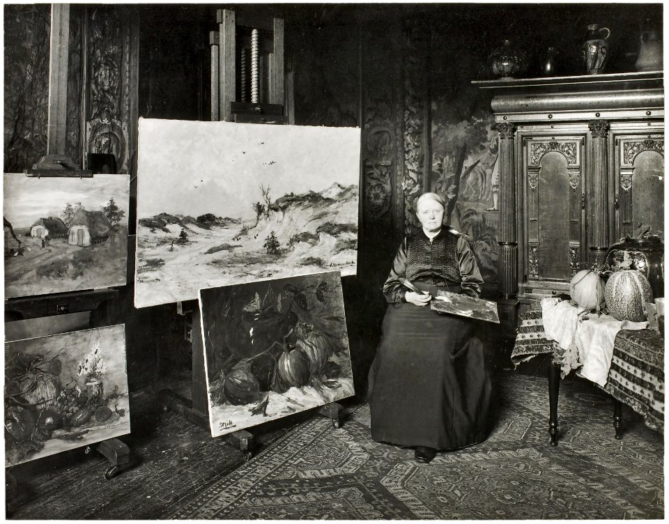 De schilderes Sientje Mesdag-van Houten in haar atelier, gefotografeerd door Sigmund Löw in 1903