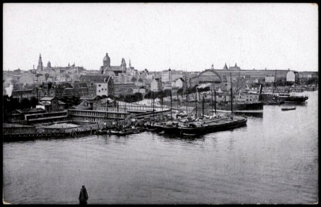 De Ruijterkade met een bad- en zweminrichting aan het afgesloten IJ. Op de achtergrond de St Nicolaaskerk, rechts het Centraal Station, Afb PRKBB00278000021 photo