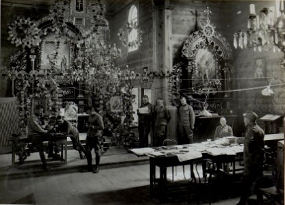 Die Generalstabskanzlei der 25. Infanteriedivision benützt eine russische Kirche als Arbeitsraum (BildID 15445928)