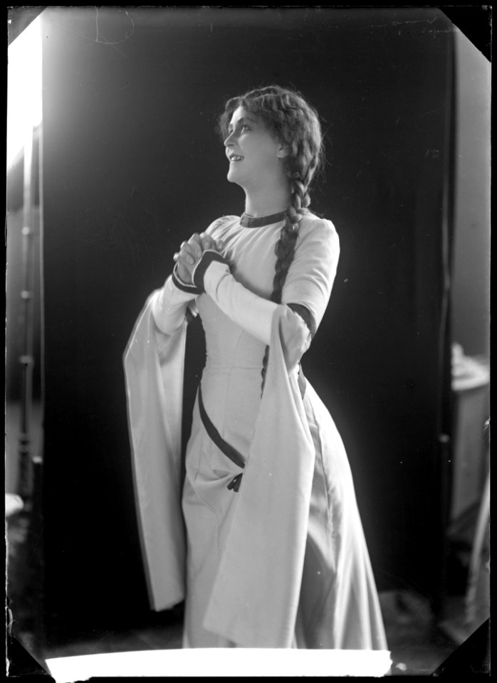 Davida Hesse, opera singer, in unknown performance - SMV - GH127