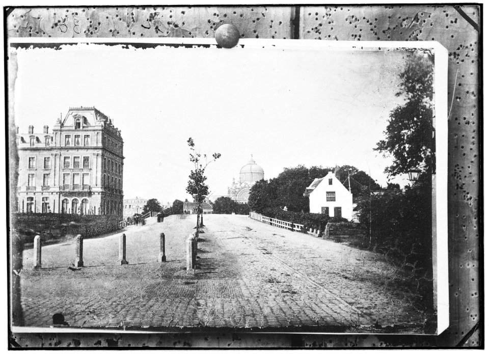 De Sarphatistraat gezien in westelijke richting naar het Amstel Hotel, de Hogesluis over de Amstel en het Paleis voor Volksvlijt
