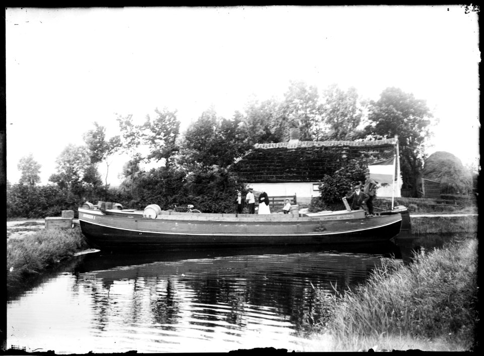 De Schermersloot met de schuit van beurtschipper Kleverlaan - Regionaal Archief Alkmaar - FO1400071