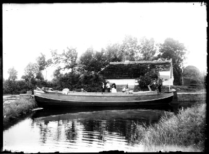 De Schermersloot met de schuit van beurtschipper Kleverlaan - Regionaal Archief Alkmaar - FO1400071