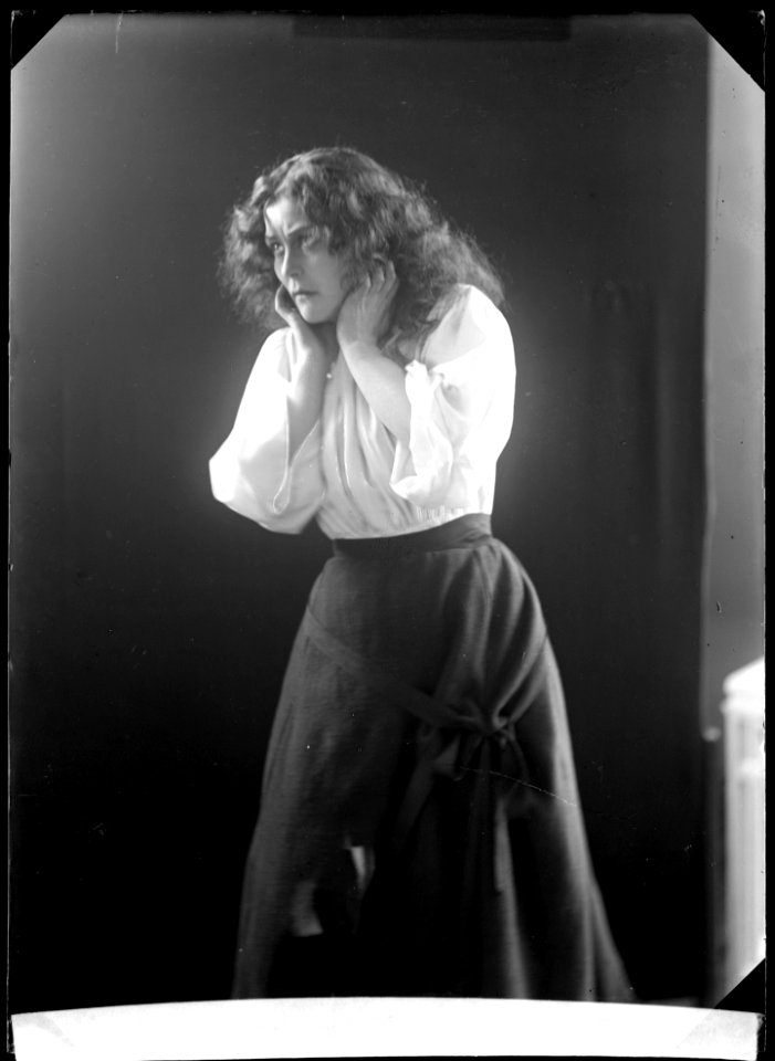 Davida Hesse, opera singer, in unknown performance - SMV - GH126