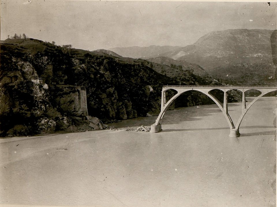 Die gesprengte Brücke über den Tagliamento bei Pinzano. (BildID 15507101)