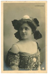 DAVINE, Clara C. W. Faulkner (Étoile). Alcazar d'Été. Photo Walery
