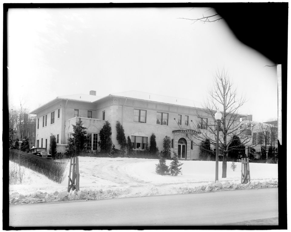 DAVIS, JAMES J., HOME EXTERIOR LCCN2016861923