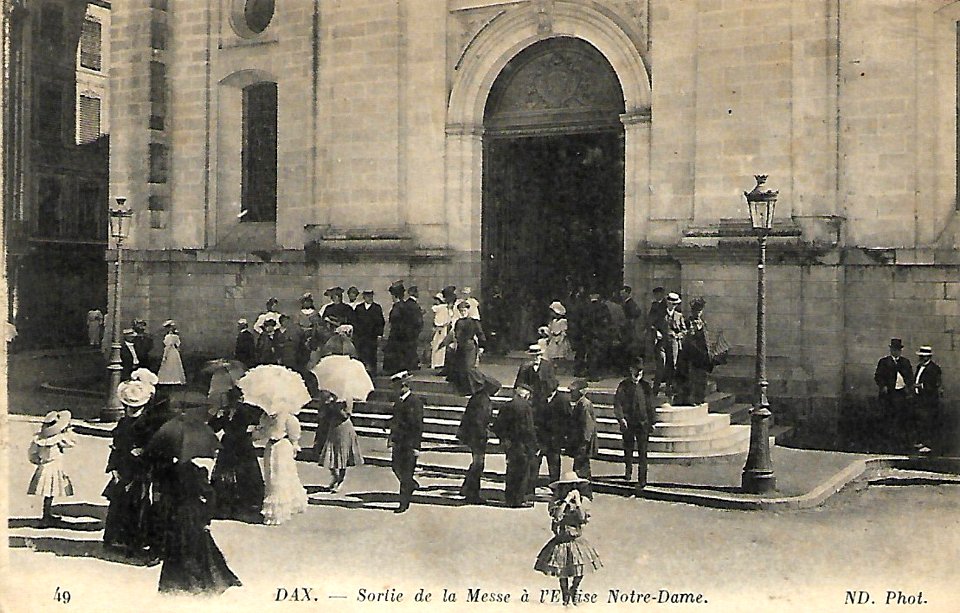 Dax (Landes) - Cathédrale - Sortie de la messe 1