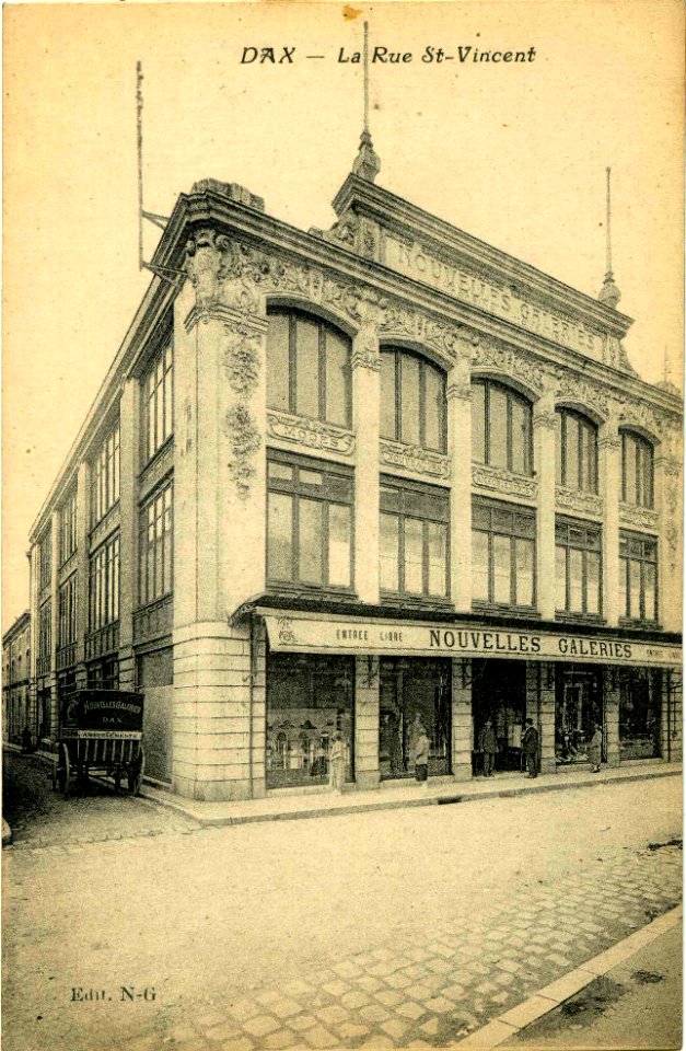 Dax (Landes) - La rue Saint-Vincent et les Nouvelles Galeries 2
