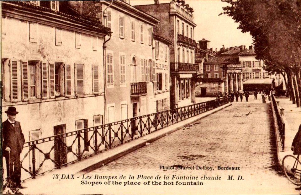 Dax (Landes) - place de la Fontaine chaude 16