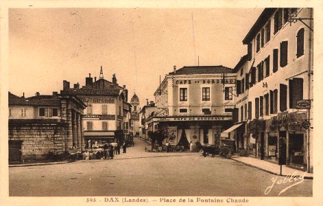 Dax (Landes) - place de la Fontaine chaude 8
