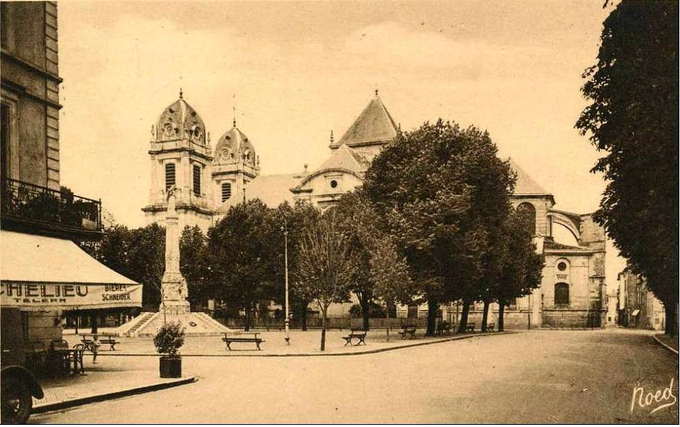 Dax (Landes) - Place du Cathédrale 3