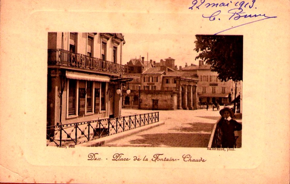 Dax (Landes) - place de la Fontaine chaude 15