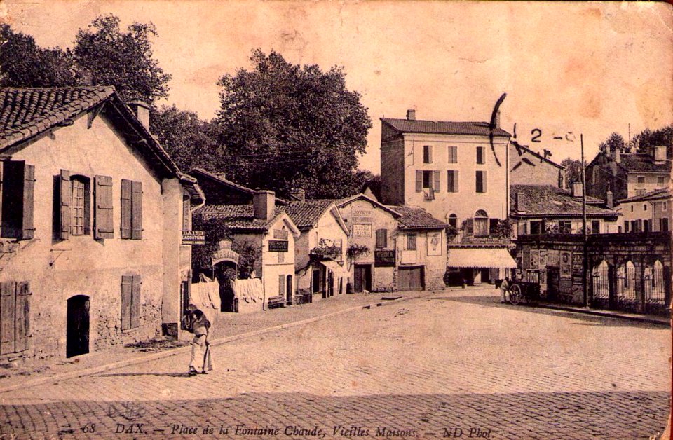 Dax (Landes) - place de la Fontaine chaude 9