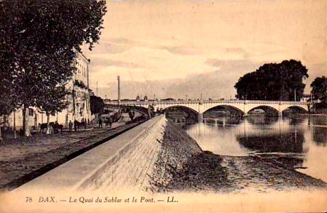 Dax (Landes) - Quai du Sablar et le pont