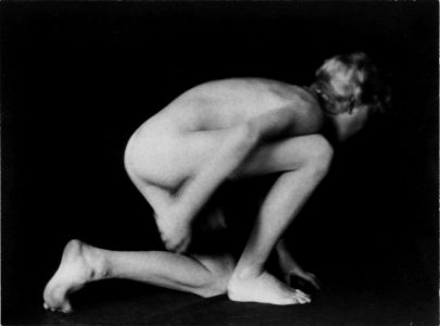 Day, Fred Holland (1864-1933) - Nude boy in studio, crouching, profile
