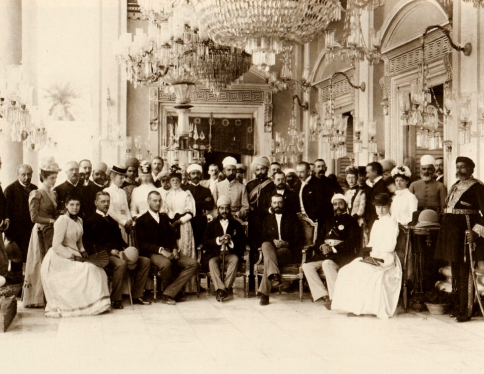 Dayal, Raja Lala Deen - Gruppenbild mit H.H. dem Nizam und H.I.H., dem Großfürsten Alexander von Russland (an Nizam's Linken), das Chowmahalla Schloss (Zeno Fotografie)