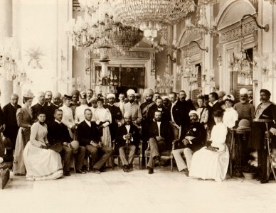 Dayal, Raja Lala Deen - Gruppenbild mit H.H. dem Nizam und H.I.H., dem Großfürsten Alexander von Russland (an Nizam's Linken), das Chowmahalla Schloss (Zeno Fotografie)