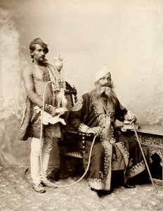 Dayal, Raja Lala Deen - Der Maharadscha von Orcha, Sir Pratap Singh, mit Wasserpfeifenträger (Zeno Fotografie)