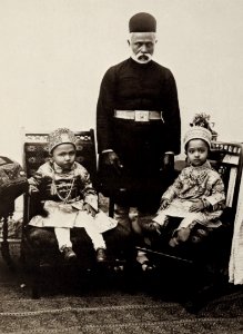 Dayal, Raja Lala Deen - Junge Prinzessinen mit Aufseher (Zeno Fotografie)