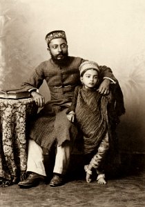 Dayal, Raja Lala Deen - Mann mit Tochter, einer aus H.H. dem Nizams Verwandten oder Gefolge (Zeno Fotografie)